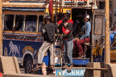 Le roban el móvil en Alemania y viaja hasta Senegal para recuperarlo: “Es un barrio peligroso, no entres”
