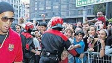 <b>ÍDOLO. </b>La llegada de Ronaldinho levantó una gran expectación. Ronaldinho, en la imagen camino del hotel de concentración, fue el azulgrana más reclamado por los aficionados.