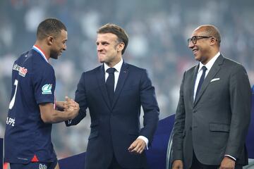 Kylian Mbappé, consigue la Copa de Francia con el PSG tras ganar al Olympique de Lyon. En la imagen con el presidente de Francia, Emmanuel Macron.