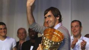 Raúl, con la Copa de Alemania.