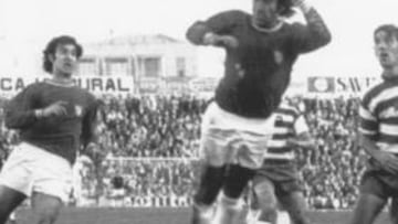 <b>SU SOMBRA. </b>Fernández, a la izquierda del todo, observa como Panadero remata a de cabeza sin perder de vista a Gárate.