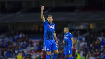 Pablo Aguilar durante un partido de Cruz Azul en el Azteca