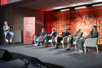 José Antonio Martín 'Petón', moderador de la charla entre (de izquierda a derecha) Juan Carlos Pedraza, Ramón Heredia, Adelardo Rodríguez, Clemente Villaverde y Roberto Fresnedoso de 'Cultura en Rojo y Blanco' en el Metropolitano.