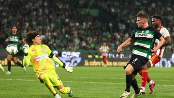 Soccer Football - Primeira Liga - Sporting CP v AVS - Estadio Jose Alvalade, Lisbon, Portugal - September 22, 2024 Sporting CP's Viktor Gyokeres scores their second goal past AVS's Guillermo Ochoa REUTERS/Pedro Nunes
