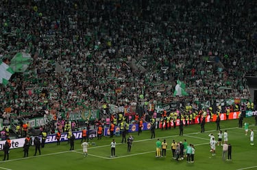 Los jugadores del Betis en el fondo donde se encuentran sus aficionados tras finalizar el partido contra el Chelsea.