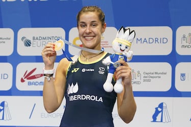 Carolina Marín domina Europa con ocho títulos continentales, incluyendo el oro en los Juegos Europeos 2023. Uno de los datos más impactantes es que no pierde un Campeonato de Europa desde 2012, cuando tenía apenas 19 años. Desde entonces, cada edición que ha disputado ha terminado con Carolina convertida en campeona. Su oro de 2022 en Madrid marcó su regreso tras una dura lesión
