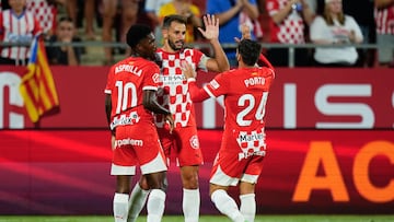 GIRONA (CATALUÑA), 29/08/2024.- El delantero uruguayo del Girona Cristhian Stuani (c) celebra un gol ante el Osasuna con sus compañeros Portu y Asprilla durante el partido de la jornada 3 de LaLiga EA Sports entre el Girona FC y el CA Osasuna, este jueves en el estadio de Montilivi, en Girona. EFE/ Siu Wu