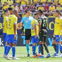 El Cádiz ha jugado 109 minutos en inferioridad numérica