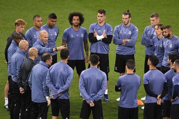 Zinedine Zidane con el grupo.