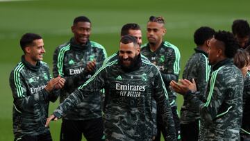 Los jugadores del Real Madrid, con Benzema a la cabeza, durante su último entrenamiento en Stamford Bridge.