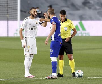 Los capitanes Karim Benzema y Víctor Laguardia se saludan antes de comenzar el partido.