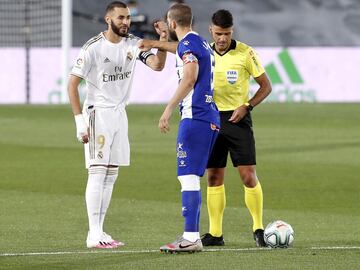 Los capitanes Karim Benzema y Víctor Laguardia se saludan antes de comenzar el partido.