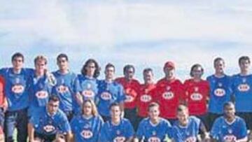 <b>EN FAMILIA. </b>Sosa Espinel (en la fila de arriba, con gorra) sigue al frente del Atlético B. En la foto posa con todo su cuerpo técnico y con la mayoría de jugadores del filial.