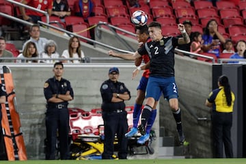 El jugador de la seleccion argentina Lucas Martínez Quarta, derecha, disputa el balón con Alexis Sánchez de Chile durante el partido amistoso.