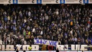 La pancarta Jimmy "vive" en la grada de los Riazor Blues.