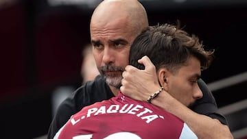 Pep Guardiola, entrenador del Manchester City, abraza a Lucas Paquetá, jugador del West Ham, antes de un partido.