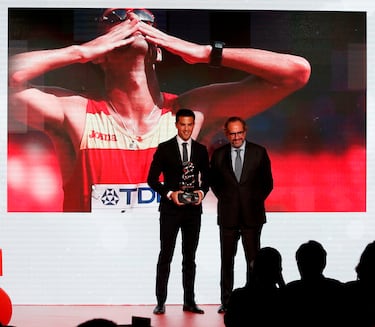 Miguel Ángel López, medalla de oro en 20 Km marcha en los europeos de Munich, recibe el galardon que le entrega Juan Cantón, director general de prensa en PRISA Media.