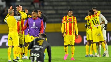 Jugadores de Deportivo Pereira en un partido de Copa Libertadores.