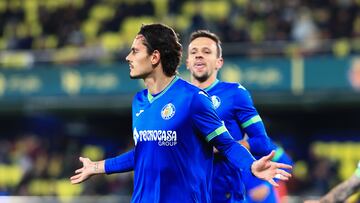 Enes Ünal celebra el priemr gol del partido junto a Maksimovic.