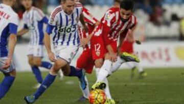 Chuli pelea un balón durante el Almería - Ponferradina