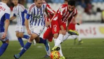 Chuli pelea un bal&oacute;n durante el Almer&iacute;a - Ponferradina