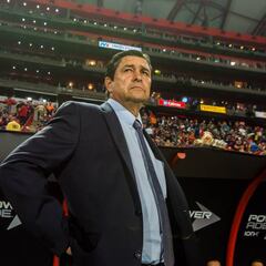 Luis Fernando Tena tiene marca positiva en los Clásicos