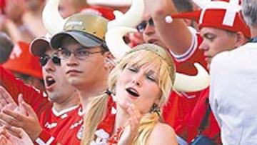 <b>DINAMARCA LE PUSO LOS CUERNOS. </b>La aficionada de la imagen parece lamentar la actuación de su selección ante la República Checa. Con minifalda y guirnalda, para casa. ¡Una pena!