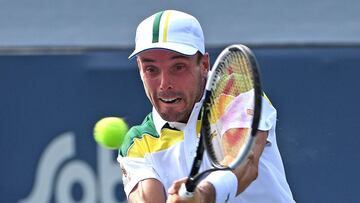 Roberto Bautista ejecuta un revés en el Masters 1000 de Canadá.