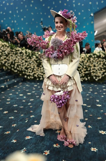 La dise?adora de moda britnica Jessica Kayll, posando a su llegada a la MET Gala 2025.