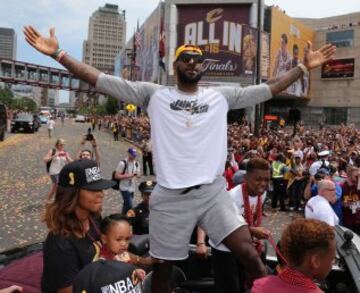 Lebron James celebrando en Cleveland el campeonato conseguido ante los Golden State Warriors.