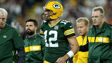 GREEN BAY, WI - SEPTEMBER 09: Aaron Rodgers #12 of the Green Bay Packers is helped off the field after injuring his leg in the second quarter of a game against the Chicago Bears at Lambeau Field on September 9, 2018 in Green Bay, Wisconsin. Dylan Buell/Getty Images/AFP
== FOR NEWSPAPERS, INTERNET, TELCOS & TELEVISION USE ONLY ==