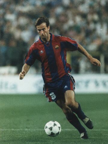 Jugó una temporada en cada equipo. En el Barcelona la 95-96 y en el Alavés la 99-00.