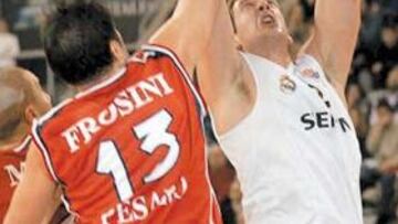 <b>DOMINIO. </b>Los pívots madridistas fueron claramente superiores a los del Scavolini.