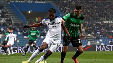 Duván Zapata durante un partido con Atalanta por Serie A.