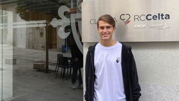 Denis Su&aacute;rez posa a las puertas de A Sede antes de someterse a la PCR en la que dio positivo. 