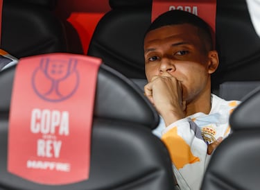 Mbappé venía de una lesión previa a la final de Copa y forzó para estar en Sevilla, pero no estaba al 100%. A pesar de su suplencia, salió en la segunda mitad y anotó un gol de falta directa, el primero de su carrera, para empatar un partido que su equipo empezó perdiendo. 