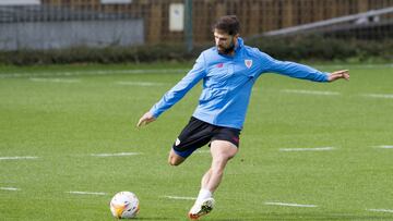 Yeray Álvarez se entrenó el jueves en Lezama con normalidad.