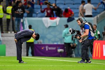 Croacia puso fin a la aventura de Jap¨®n en el Mundial de Qatar. Pese a caer por penaltis en octavos de final, la selecci¨®n nipona ha sido una de las sorpresas del campeonato gracias, en parte, al apoyo de su afici¨®n. Por eso su seleccionador, Hajime Moriyasu, quiso agradec¨¦rselo con este gesto al final del partido contra los subcampeones del mundo en Rusia 2018.