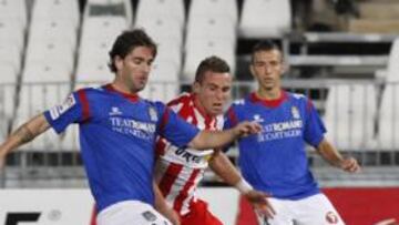 <b>SOLVENCIA. </b>Abraham Paz deshace con éxito un ataque rojiblanco.