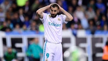 Real Madrid's French forward Karim Benzema gestures during the Spanish league footbal match between Malaga CF and Real Madrid CF at La Rosaleda stadium in Malaga on April 15, 2018. / AFP PHOTO / JAVIER SORIANO