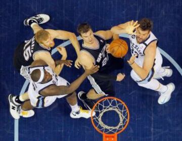 Marc Gasol de los Memphis Grizzlies dispara sobre Tiago Splitter  de los San Antonio Spurs en la primera mitad del cuarto partido de las Finales de la Conferencia Oeste de los Playoffs de la NBA 2013 en el FedExForum.