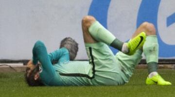 Theo Hernández lesionó a Aleix Vidal que sufrió una luxación del tobillo derecho en una acción del partido Alavés-Barcelona. 