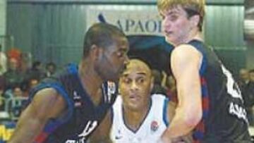 <b>INSUFICIENTE. </b>Conley intenta superar la defensa de Granger.