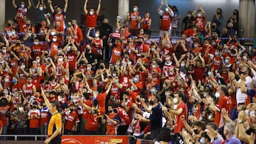 La afici&oacute;n del Baxi Manresa celebra una canasta ante el MoraBanc Andorra en el Nou Congost.