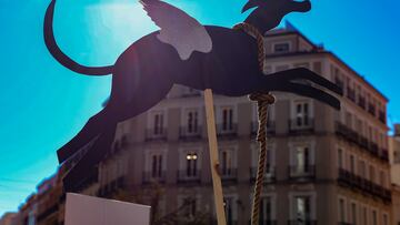 Una silueta de un galgo en una concentraci¨®n bajo el lema ¡®No a la caza¡¯, en la Plaza de Callao, a 5 de febrero de 2023, en Madrid (Espa?a). Cada febrero, la Plataforma NAC (No a la Caza) convoca a nivel estatal una manifestaci¨®n para promover y concienciar sobre el fin de la caza y en particular la caza con perros. Espa?a es el ¨²nico pa¨ªs de la Uni¨®n Europea donde a¨²n est¨¢ permitida la caza con galgos y podencos. Esta protesta se produce simult¨¢neamente en otras ciudades de Espa?a y algunas ciudades europeas.
05 FEBRERO 2023;MADRID;MANIFESTACI?N;NO A LA CAZA;PLATAFORMA NAC
Ricardo Rubio / Europa Press
05/02/2023