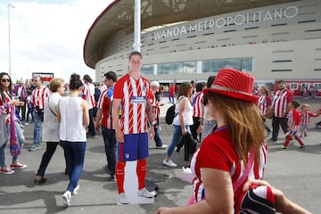 Muchos disfrutaron de la exposici¨®n sobre Fernando Torres como rojiblanco en los aleda?os del Wanda Metropolitano.