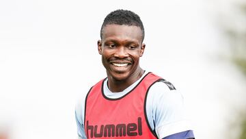 El defensa ghanés Joseph Aidoo sonríe en un entrenamiento del Celta.