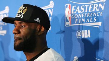 BOSTON, MA - MAY 25: LeBron James #23 of the Cleveland Cavaliers looks on during the trophy presentation after Game Five of the 2017 NBA Eastern Conference Finals at TD Garden on May 25, 2017 in Boston, Massachusetts. NOTE TO USER: User expressly acknowledges and agrees that, by downloading and or using this photograph, User is consenting to the terms and conditions of the Getty Images License Agreement. Elsa/Getty Images/AFP
== FOR NEWSPAPERS, INTERNET, TELCOS & TELEVISION USE ONLY ==