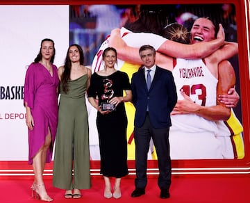 Premio As del Deporte 2024 a la selección española femenina de baloncesto 3x3. Rafael Fernández de Alarcón, director de marketing global de Telefónica, posa junto con las jugadoras Gracia Alonso de Armiño, Juana Camilión y Sandra Ygueravide.