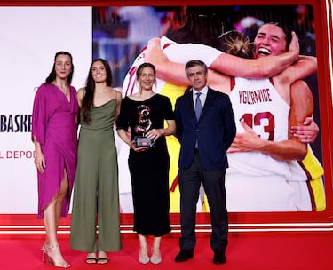 Premio As del Deporte 2024 a la selección española femenina de baloncesto 3x3. Rafael Fernández de Alarcón, director de marketing global de Telefónica, posa junto con las jugadoras Gracia Alonso de Armiño, Juana Camilión y Sandra Ygueravide.